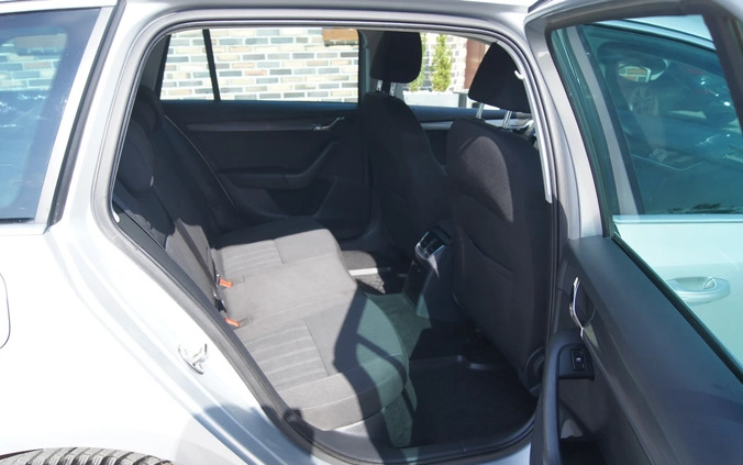 Skoda Octavia cena 23900 przebieg: 339000, rok produkcji 2017 z Miechów małe 301